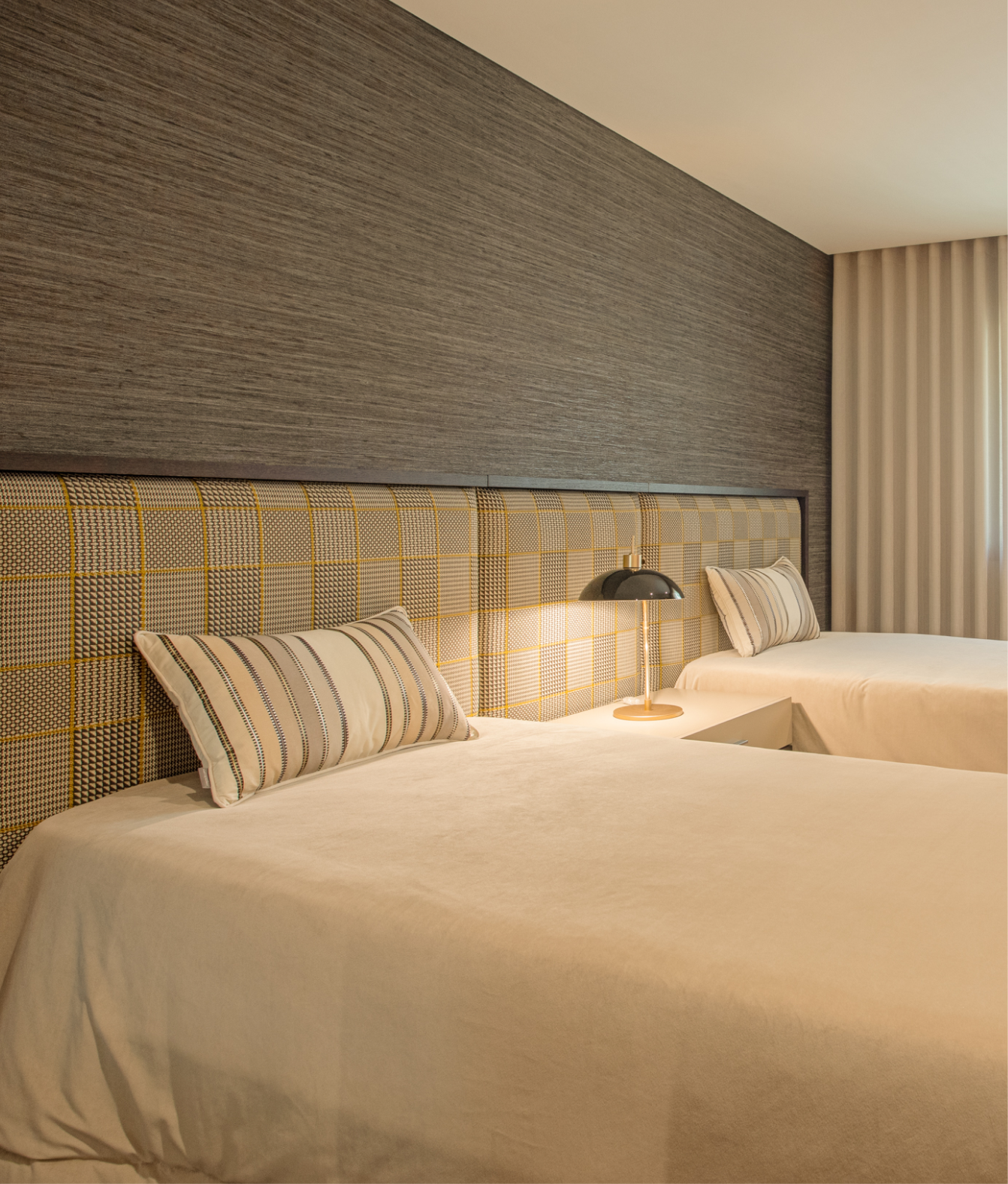 Suite com decoração contemporânea exclusiva – Apartamento Aviz, Porto – Design de Interiores Conceição Lopes
