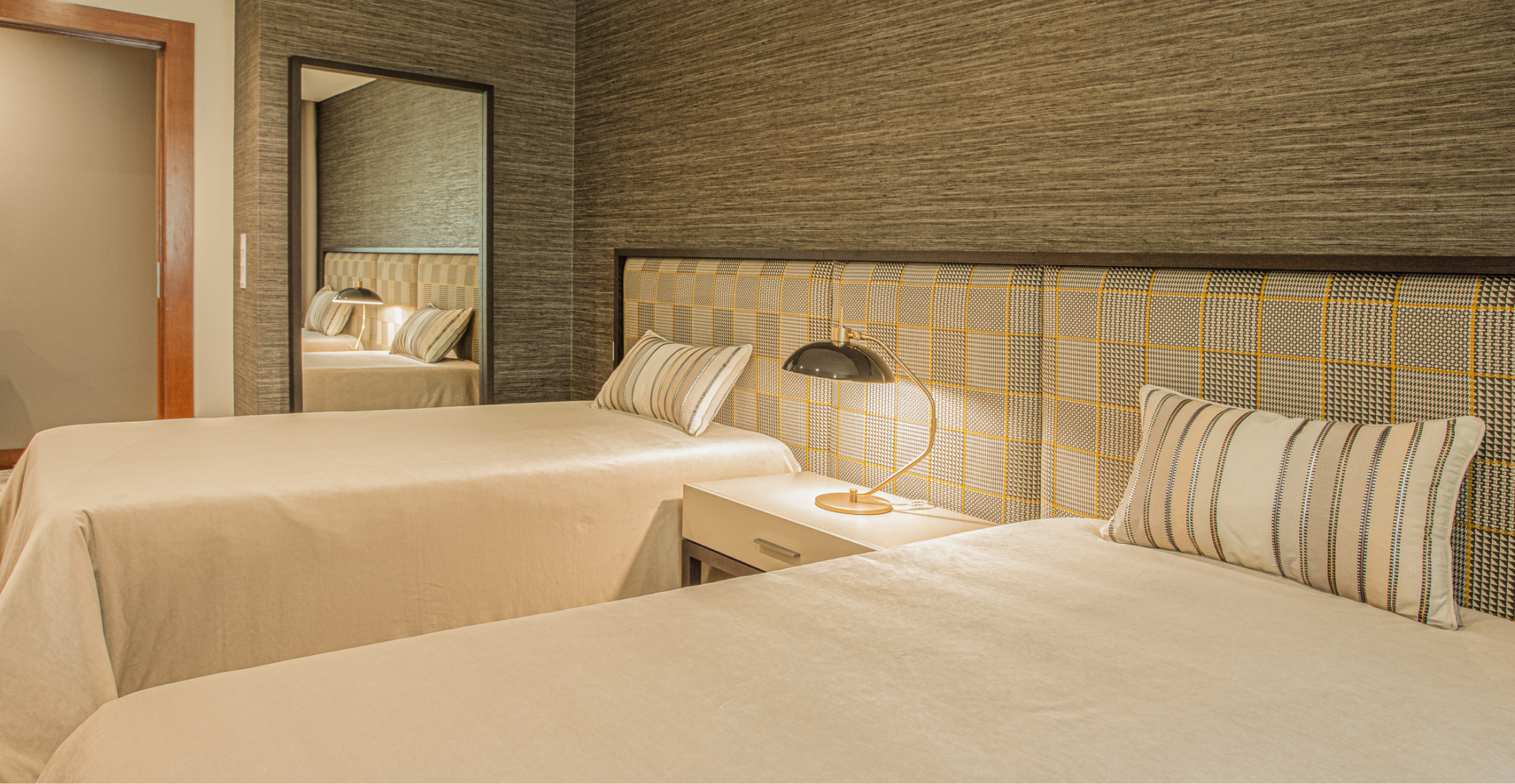 Quarto de hóspedes com camas de solteiro textura e paleta sofisticada – Apartamento Aviz, Porto – Conceição Lopes