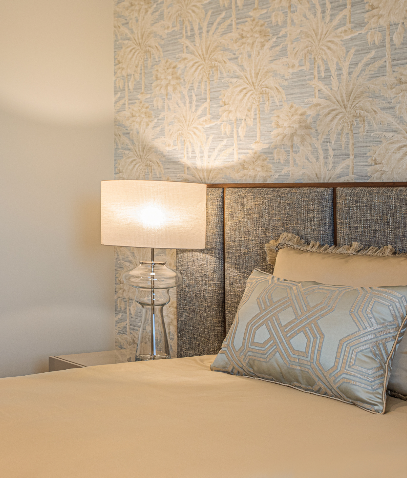 Detalhe de quarto de hóspedes com decoração refinada e têxteis premium – Apartamento Aviz, Porto – Conceição Lopes