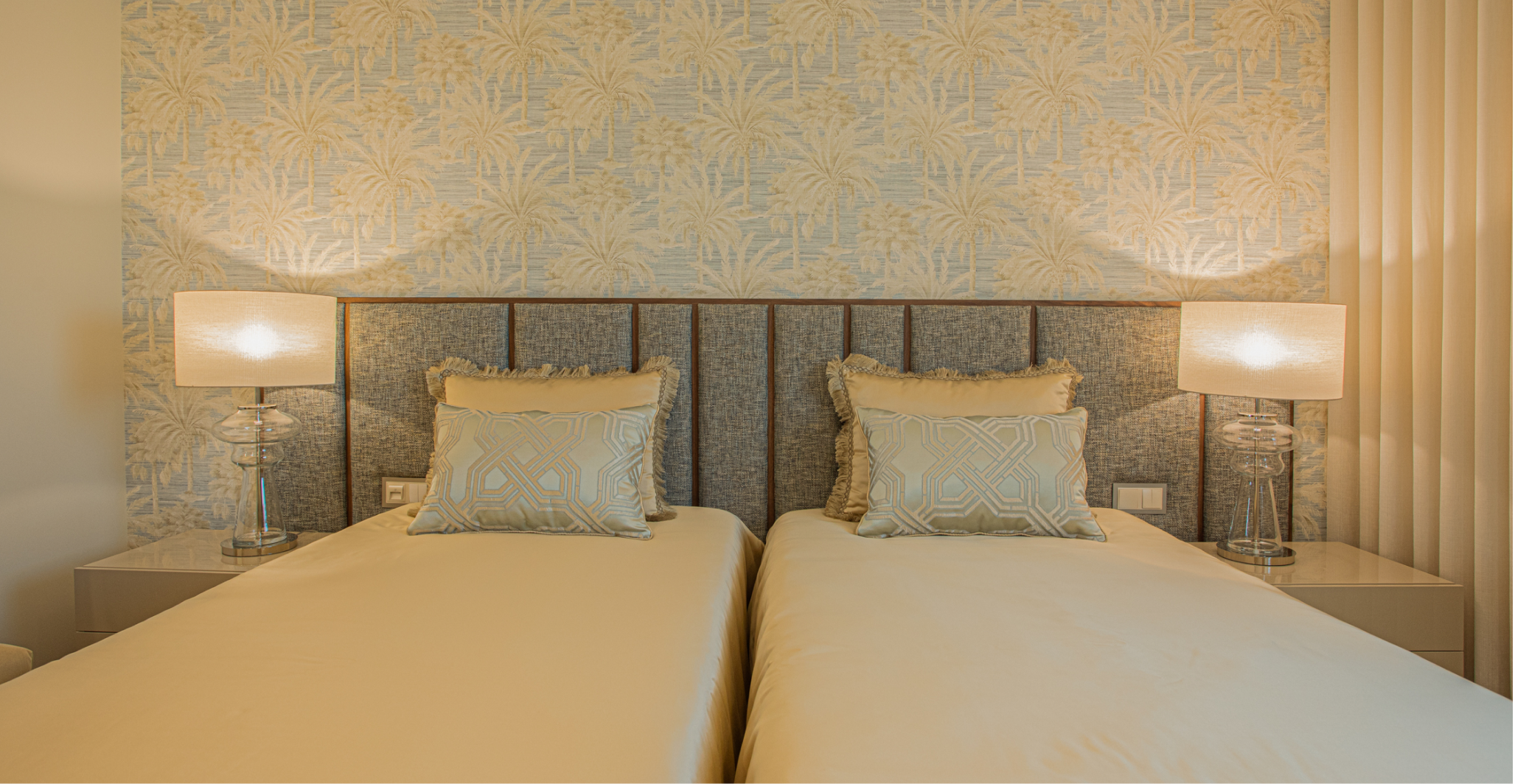 Quarto de hóspedes com decoração refinada e têxteis premium – Apartamento Aviz, Porto – Conceição Lopes