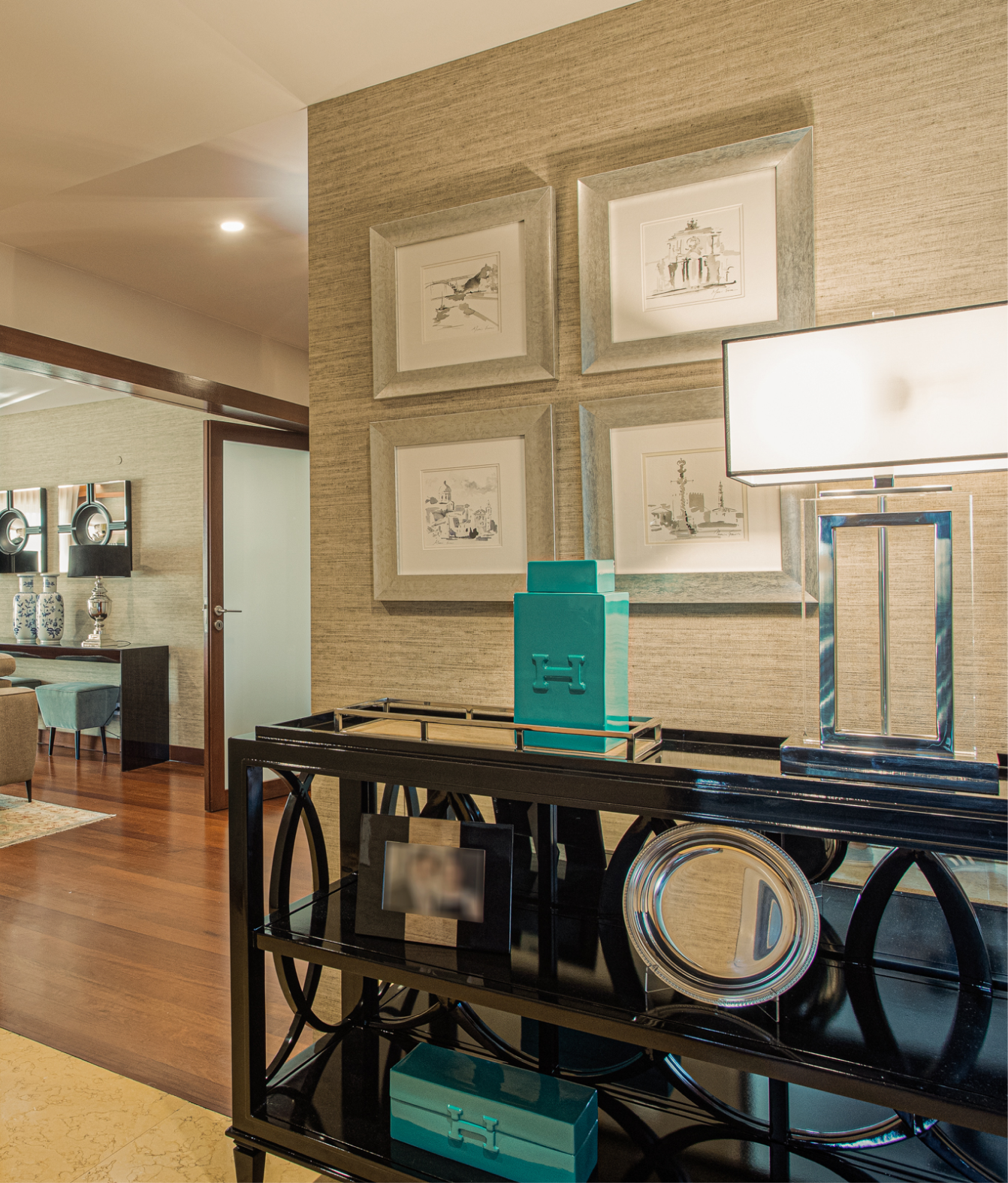 Hall de entrada com decoração elegante e ambientes integrados – Apartamento Aviz, Porto – Design de Interiores Conceição Lopes