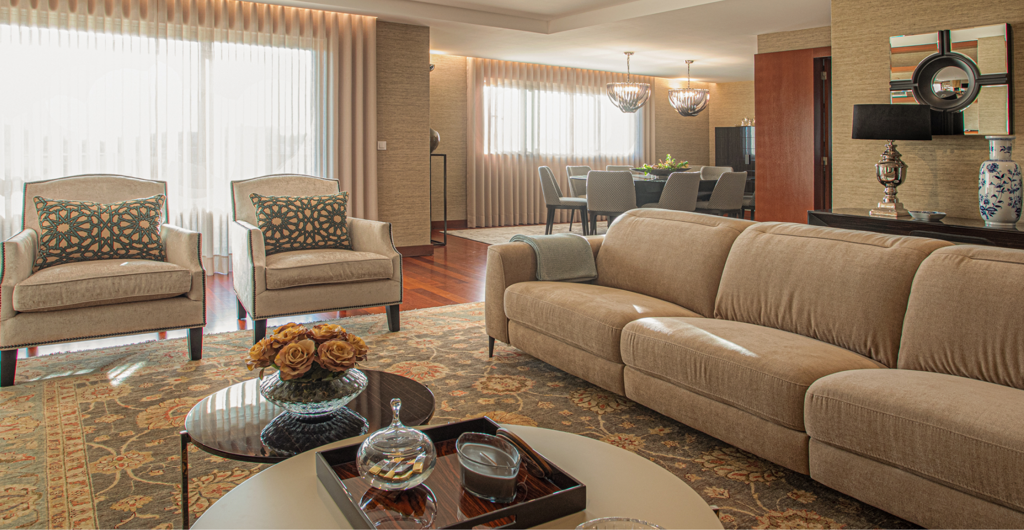 Vista geral de sala moderna com grandes envidraçados – Apartamento Aviz, Porto – Design de Interiores Conceição Lopes