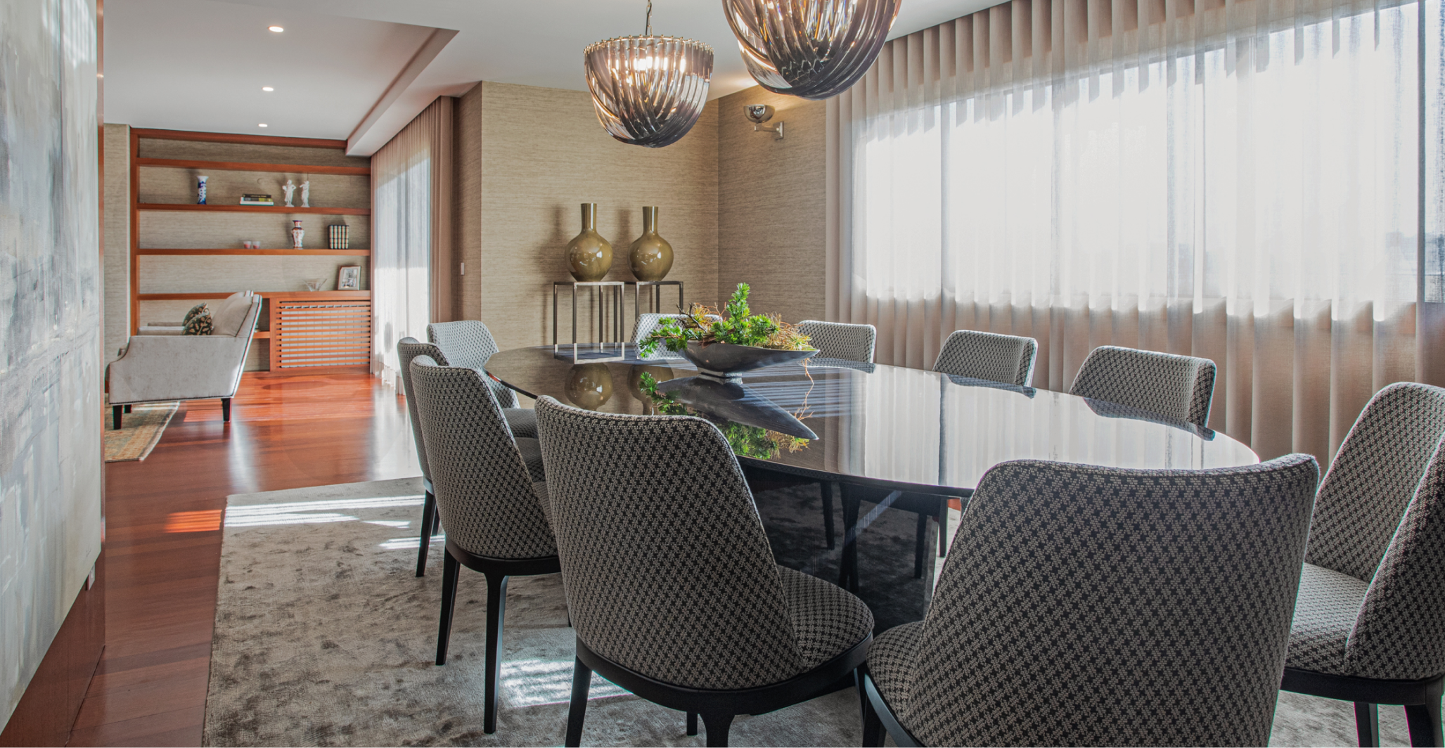 Sala de jantar com sofá e peças de design contemporâneo – Apartamento Aviz, Porto – Design de Interiores Conceição Lopes