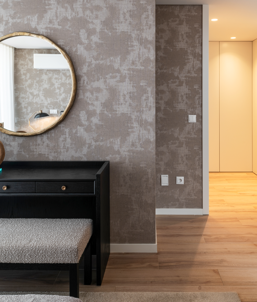 Papel de parede Quarto de hóspedes com decoração neutra e funcional – Moradia Cabo do Mundo – Conceição Lopes Interior Design