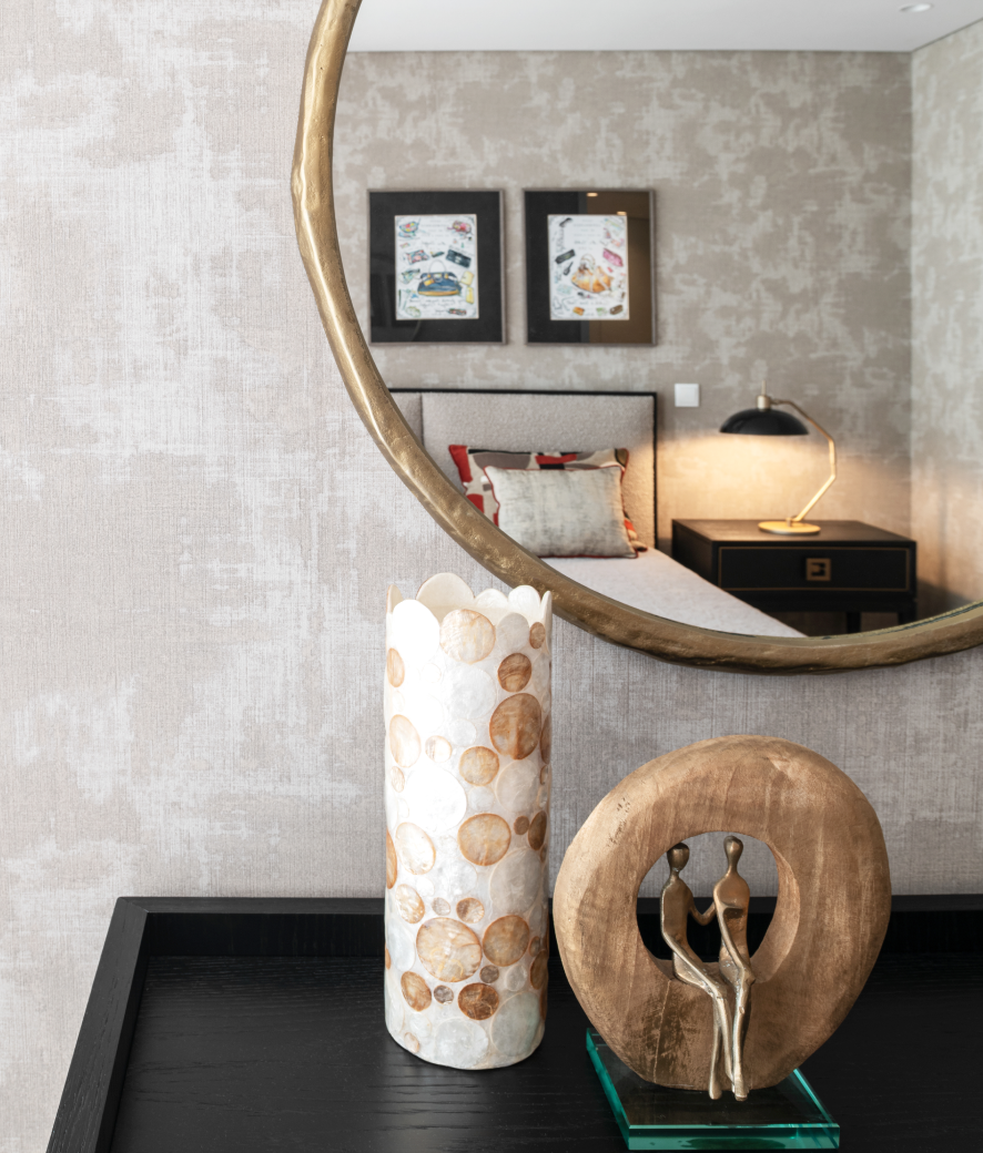 Detalhe decorativo de quarto com têxteis e almofadas elegantes – Moradia Cabo do Mundo – Conceição Lopes