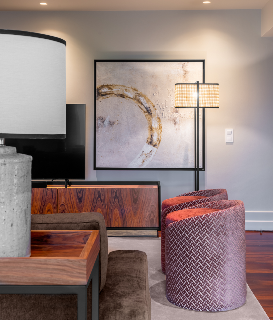 Sala de jantar com mesa e cadeiras em madeira e tons suaves – Apartamento Foz, Porto – Conceição Lopes Interior Design