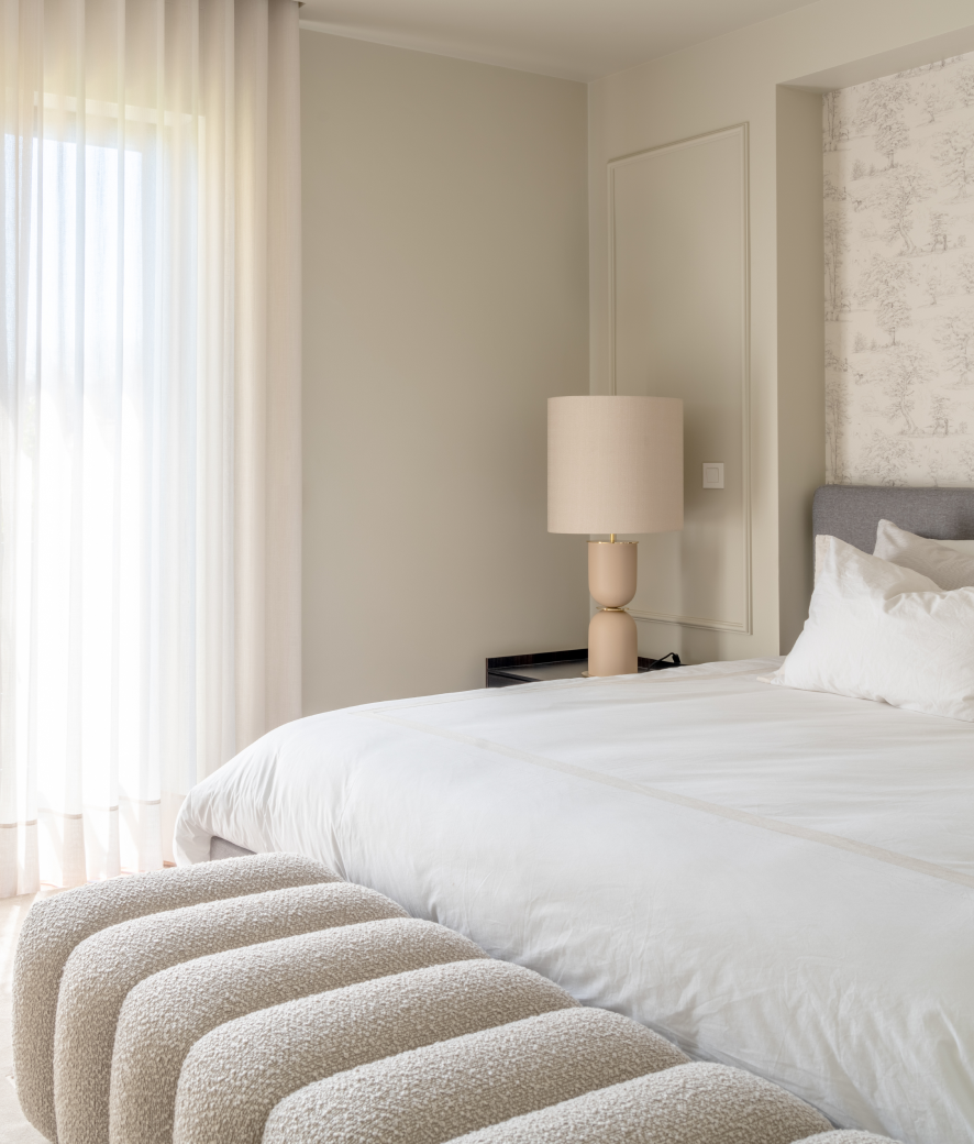 Cozinha moderna com acabamentos em madeira e iluminação natural – Apartamento Foz, Porto – Design de Interiores Conceição Lopes