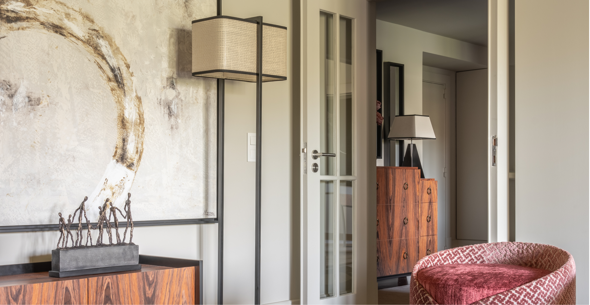 Suite com papel de parede e têxteis sofisticados – Apartamento Foz, Porto – Design de Interiores Conceição Lopes