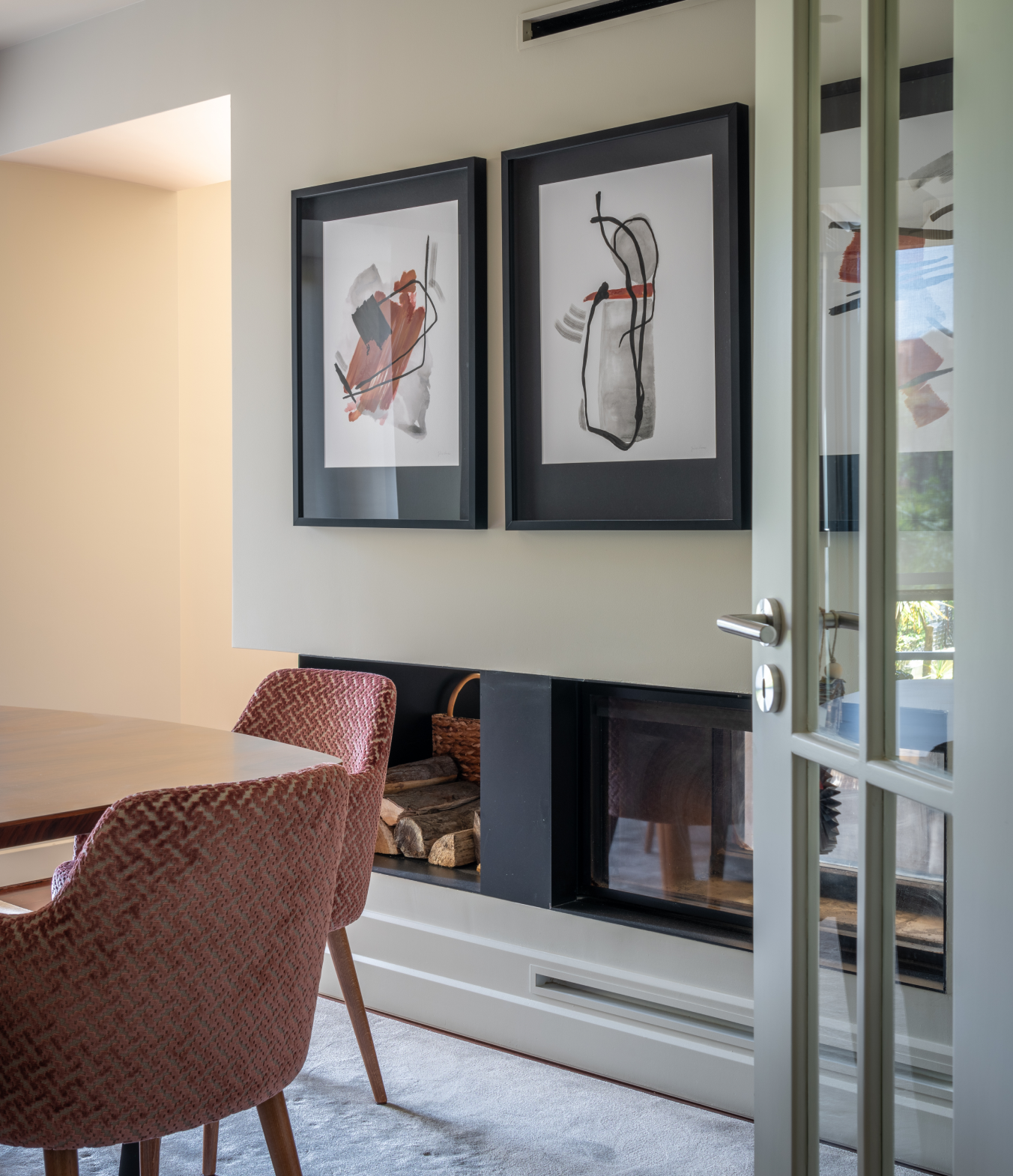 Sala de estar com detalhes decorativos em madeira e luz natural – Apartamento Foz, Porto – Conceição Lopes Interior Design