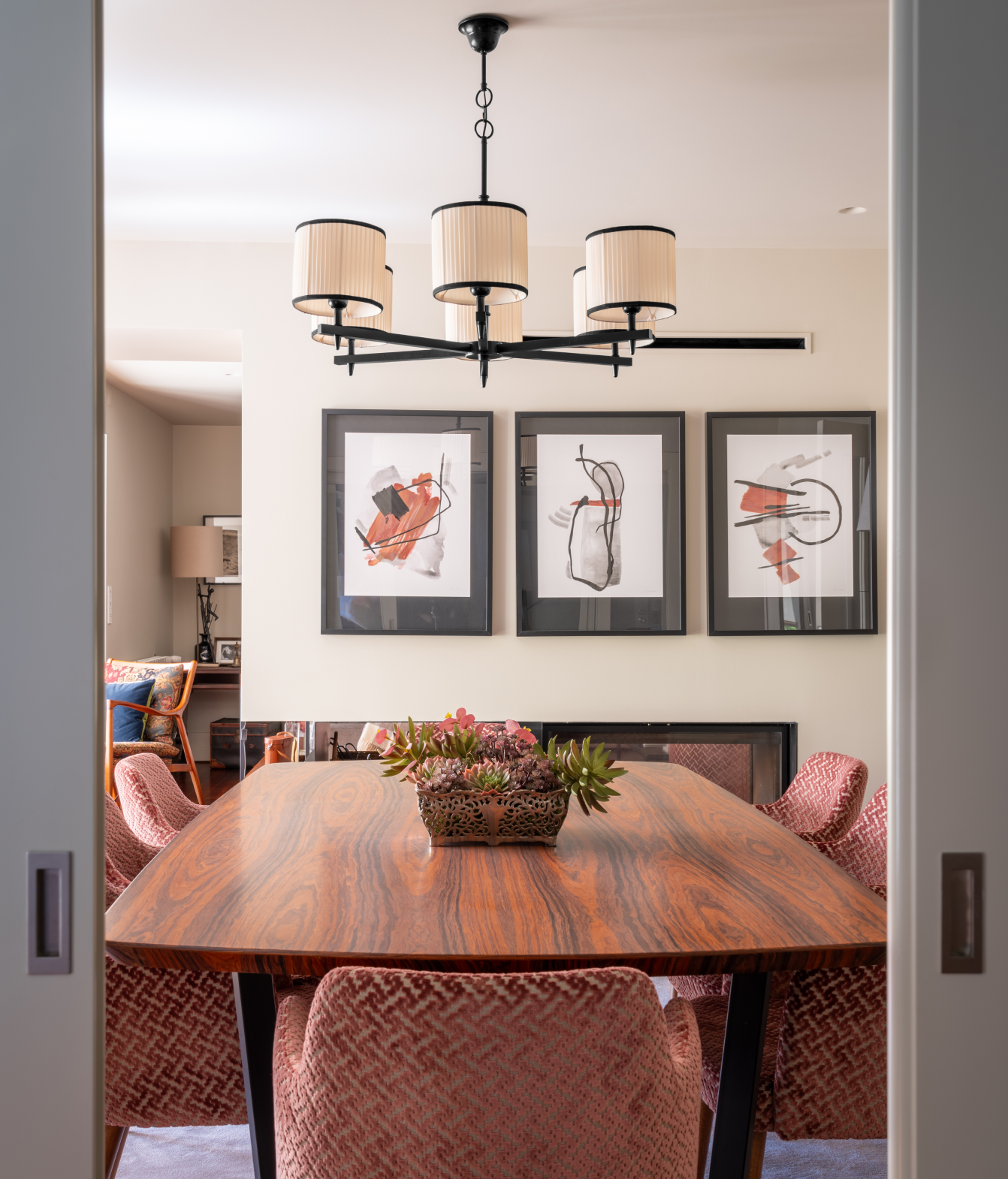 Corredor com decoração clássica e revestimento em tons suaves – Apartamento Foz, Porto – Design de Interiores Conceição Lopes
