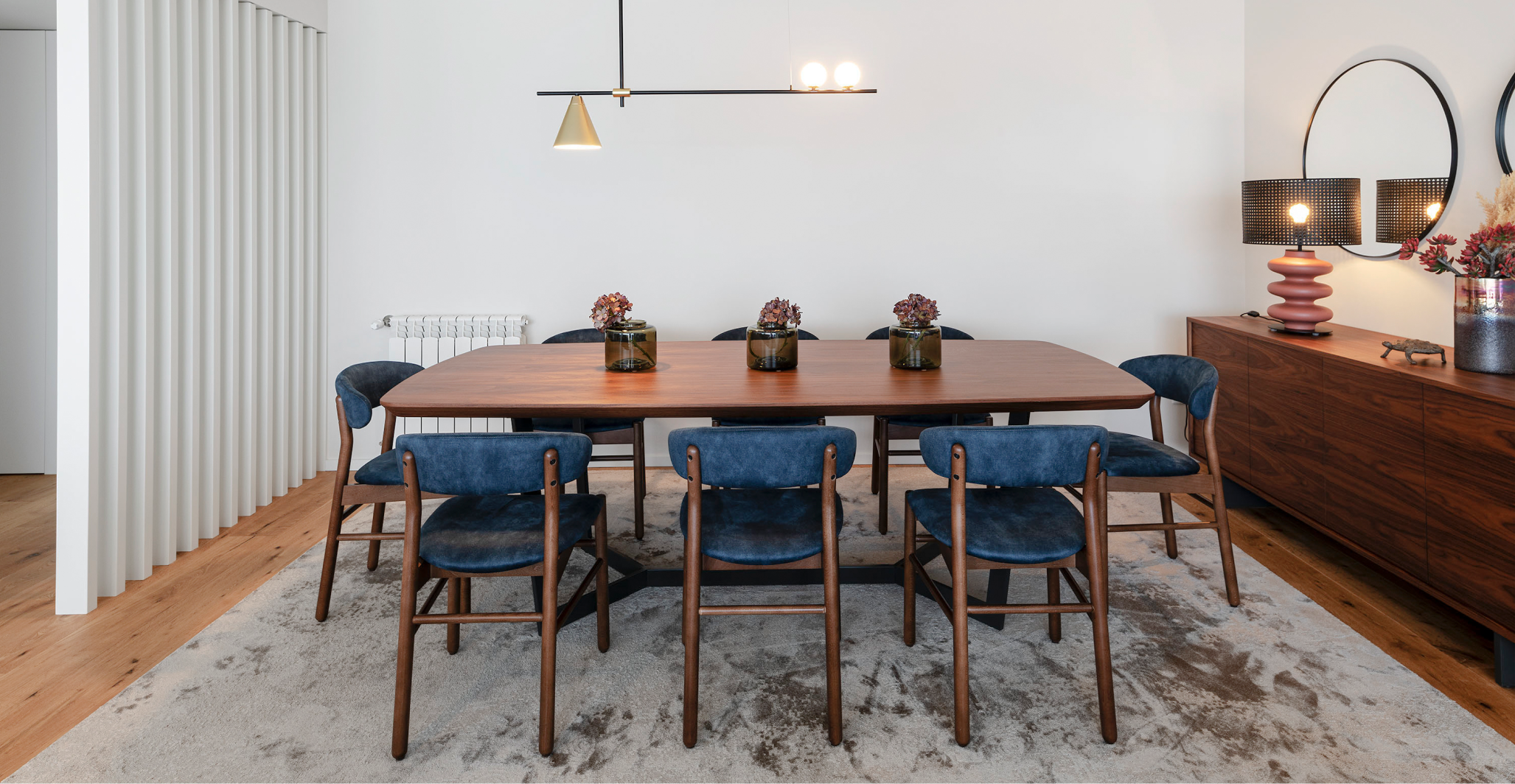 Sala open space com mesa de jantar e cadeiras em madeira – Apartamento Gaia – Design de Interiores Conceição Lopes