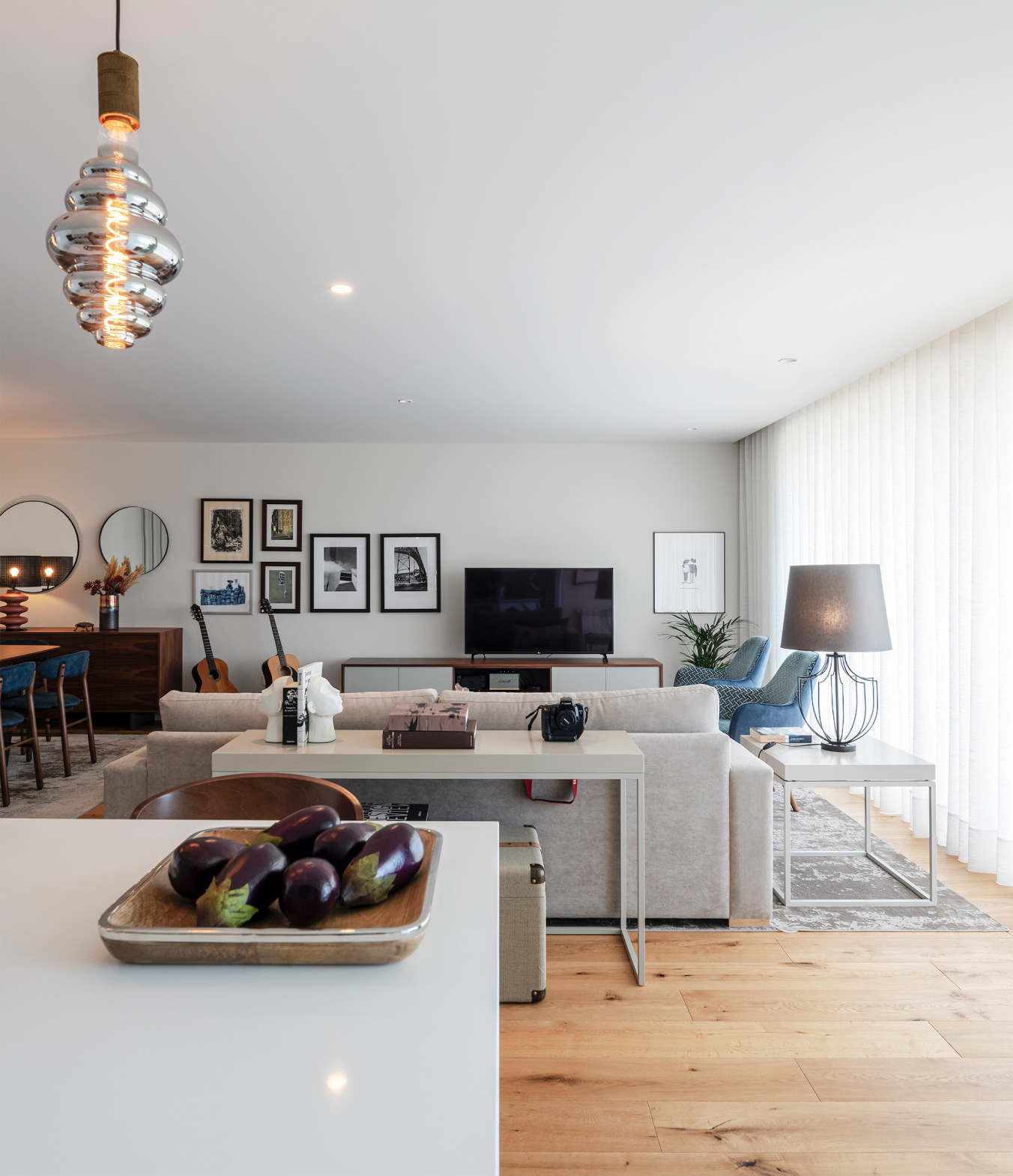 Cozinha open space moderna com acabamentos naturais em tons neutros – Apartamento Gaia – Design de Interiores Conceição Lopes