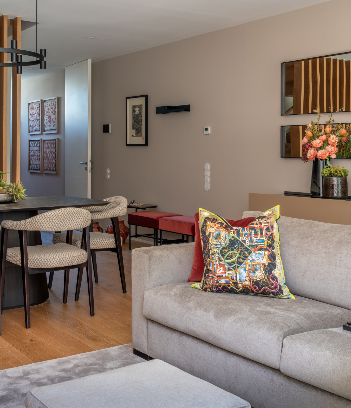 Sala de estar com decoração moderna e iluminação natural abundante – Moradia Matosinhos – Conceição Lopes