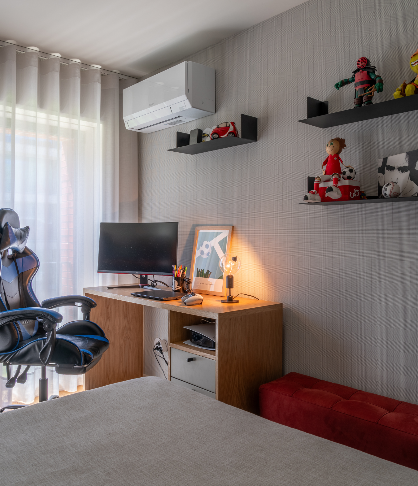 Quarto jovem com mobiliário de design contemporâneo – Moradia Matosinhos – Conceição Lopes