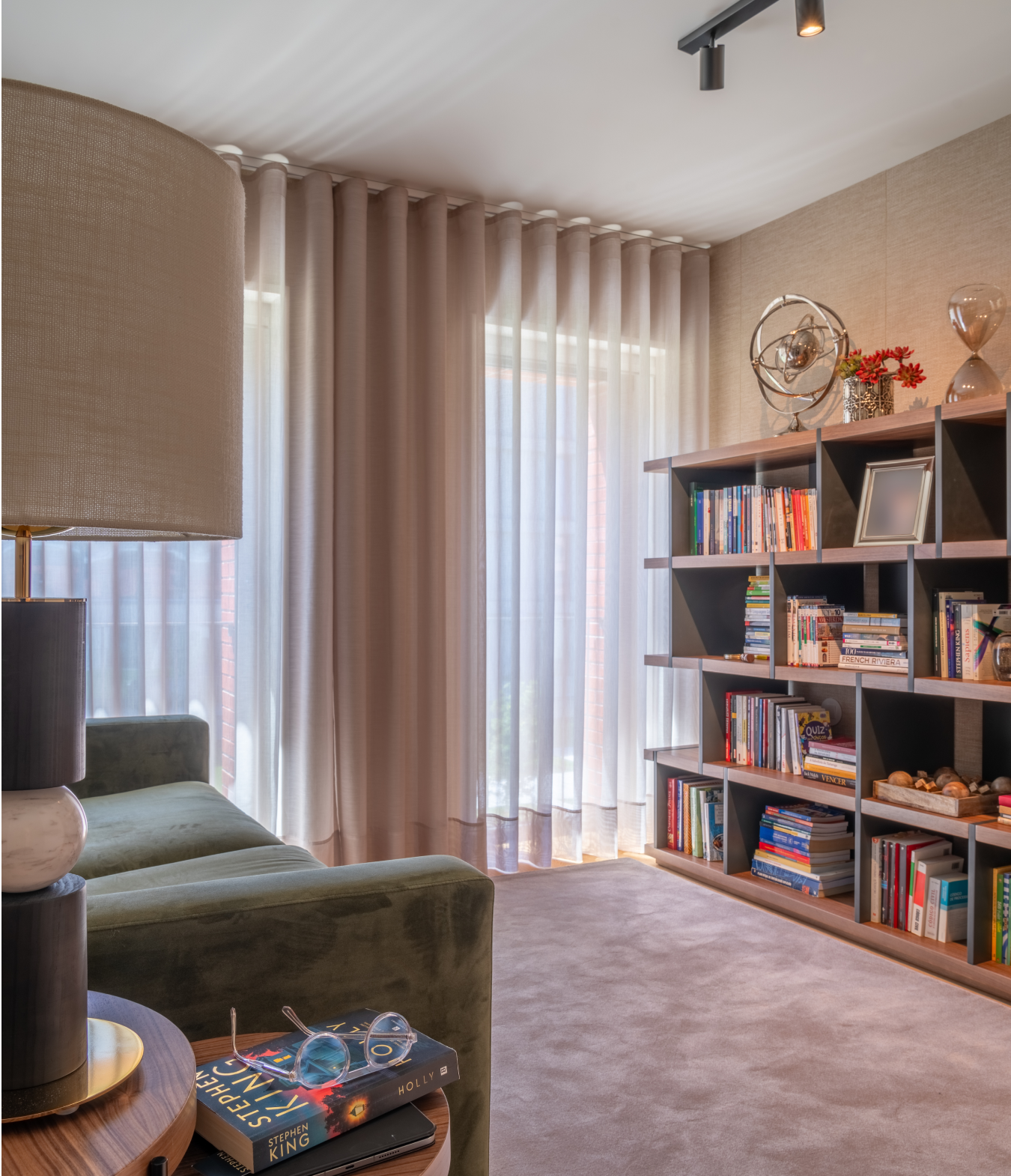 Quarto de hóspedes com decoração suave e funcional – Moradia Matosinhos – Conceição Lopes