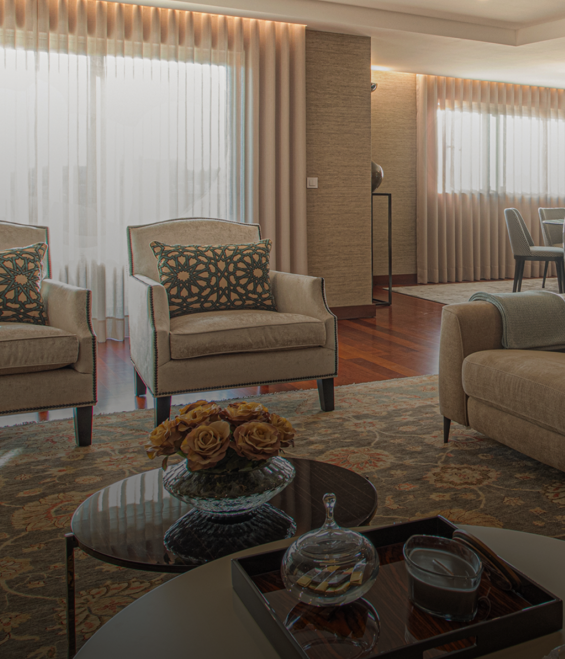 Sala de estar sofisticada com linhas modernas e acabamentos premium – Apartamento Aviz, Porto – Design de Interiores Conceição Lopes