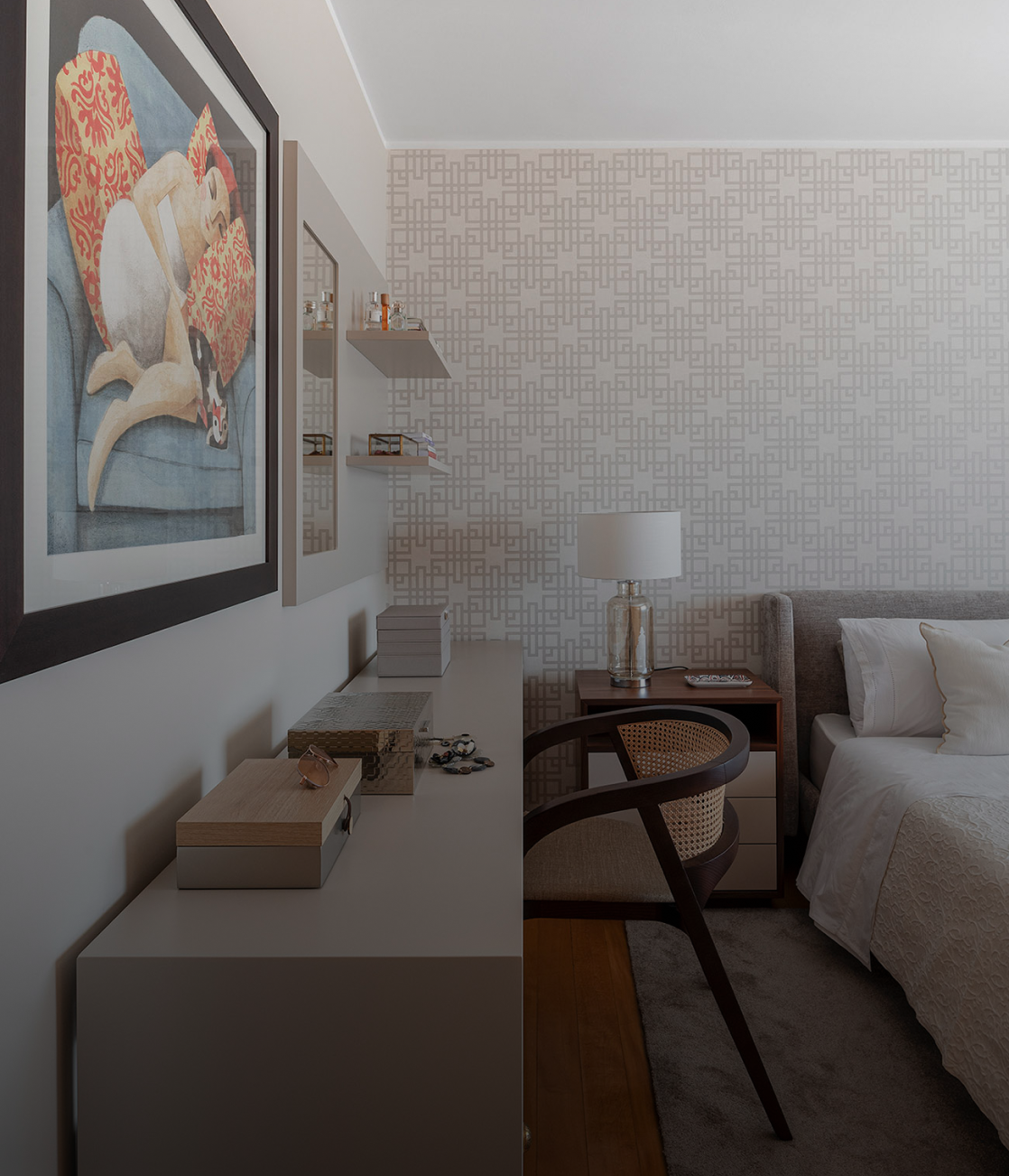 Aparador quarto de casal com decoração e tons suaves – Duplex Granja – Design de Interiores Conceição Lopes
