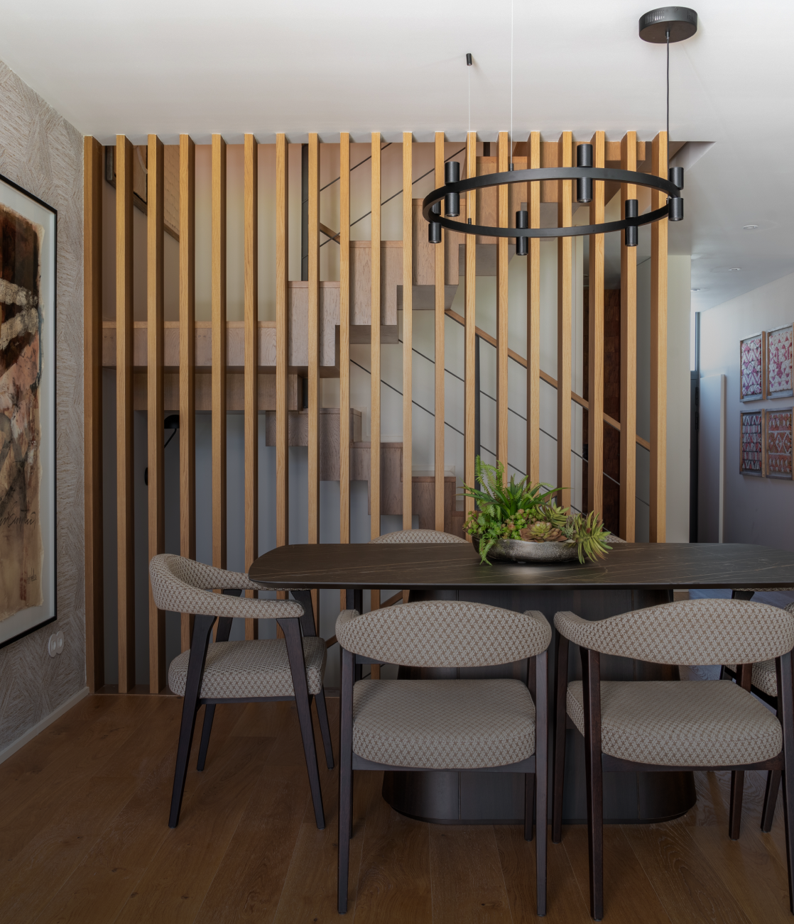 Sala de jantar de moradia com decoração contemporânea — Moradia Matosinhos, design de interiores Conceição Lopes